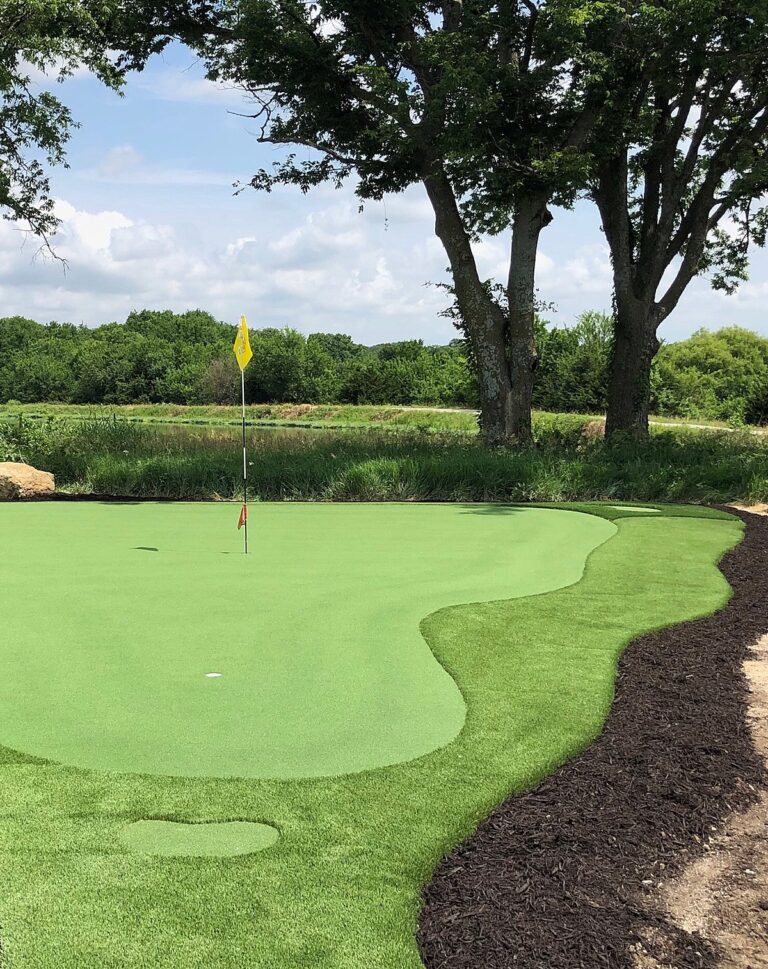 The Best Backyard Putting Greens in Chicagoland and Beyond